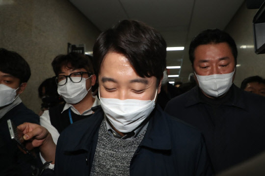 이준석 국민의힘 대표가 21일 오후 국회 당 대표 회의실에서 상임선대위원장 사퇴 발표 기자회견을 마친 뒤 회의실을 나서고 있다. 연합뉴스